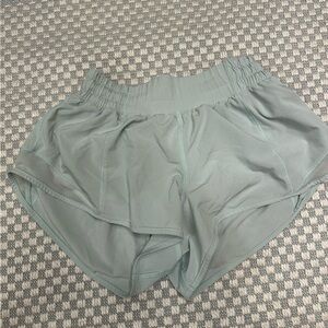 lululemon hotty hot shorts 2.5”
